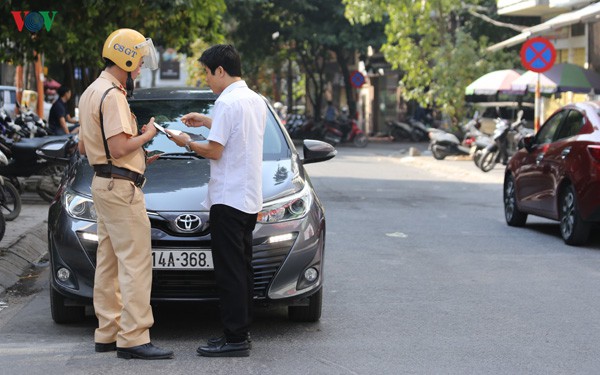 Ô tô đỗ 1/2 xe trên vỉa hè có bị xử phạt?