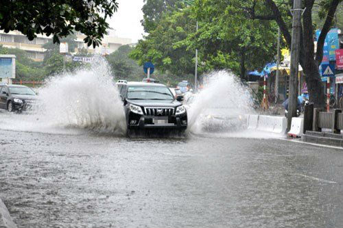 Lái xe an toàn mùa mưa bão