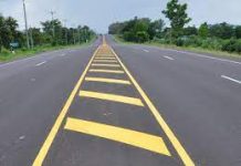 Ô tô có được phép đè vạch liền vàng để vào hoặc ra làn mắt võng không?