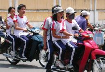 Đi xe máy chưa đủ tuổi bị phạt bao nhiêu