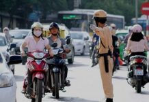 Vượt đèn đỏ để nhường đường cho xe cứu thương, có bị phạt?