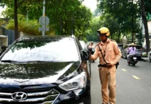 Dừng ô tô đi rút tiền, mua đồ… có thể bị phạt đến 6 triệu đồng