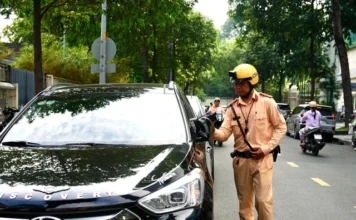 Dừng ô tô đi rút tiền, mua đồ… có thể bị phạt đến 6 triệu đồng